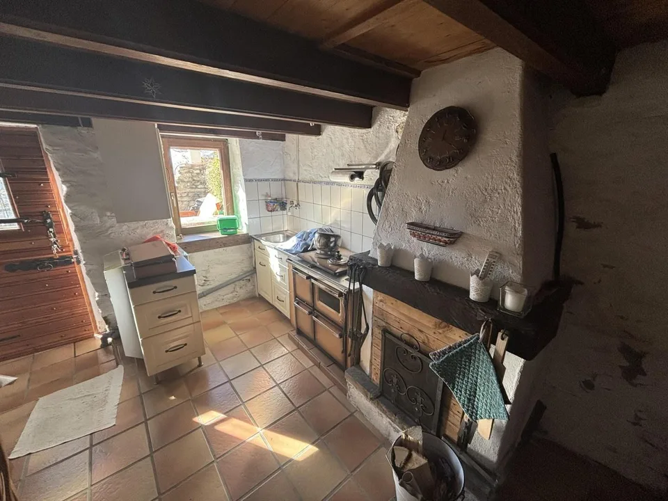 Schönes 3-Zimmer-Rustico mit einer Terrasse mit Rasen und viel Wald...