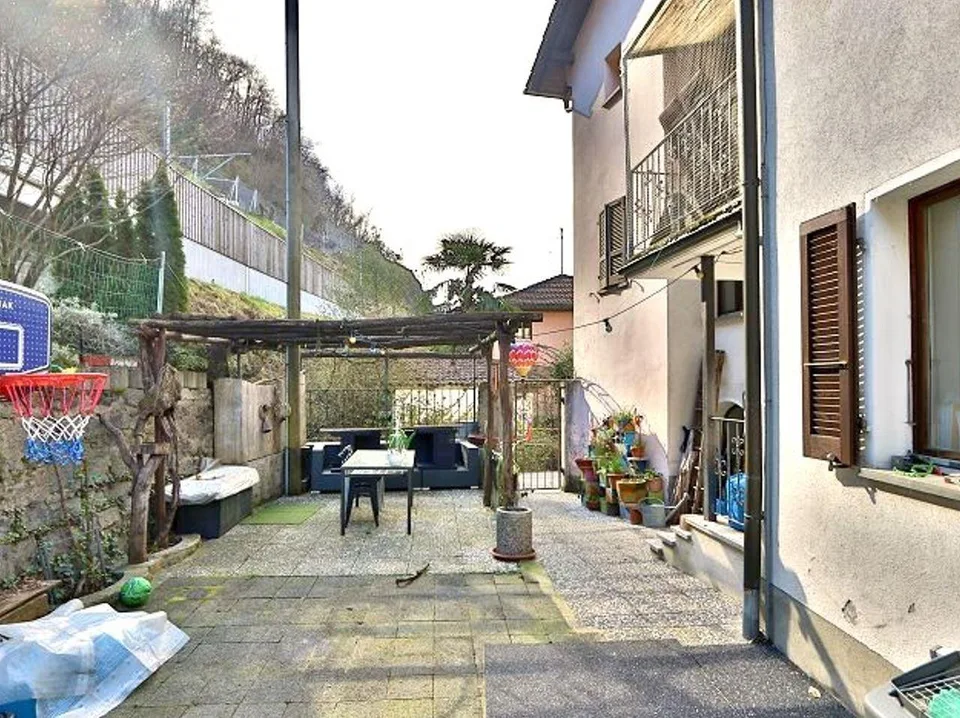 7-Zimmer-Haus mit Pergola und kleinem Garten in Seenähe / casa di 7...