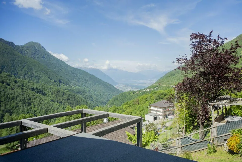 Villa design circondata dal verde con vista mozzafiato