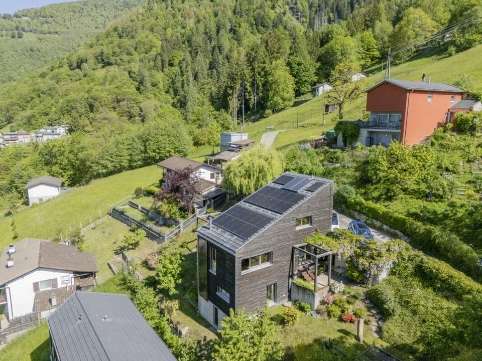 Villa design circondata dal verde con vista mozzafiato