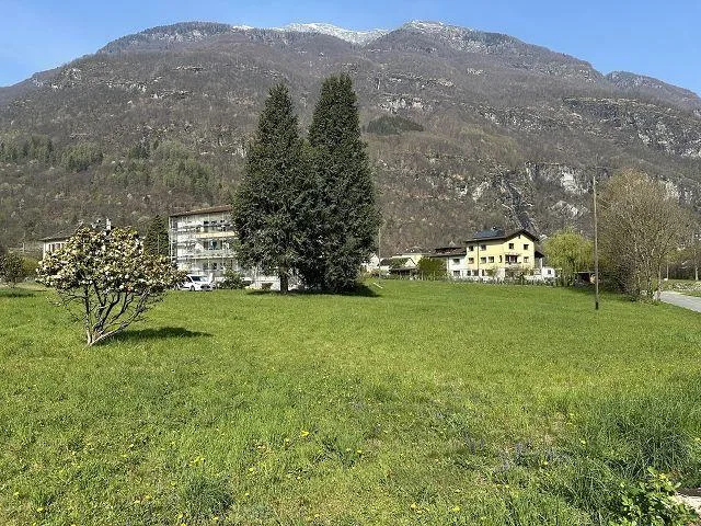 Bauland von 2711 m2 in der Bauzone R3 / terreno edificabile di 2711...