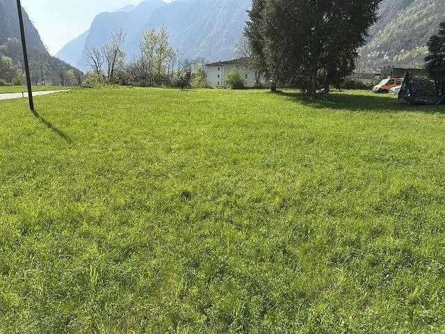 Bauland von 2711 m2 in der Bauzone R3 / terreno edificabile di 2711...