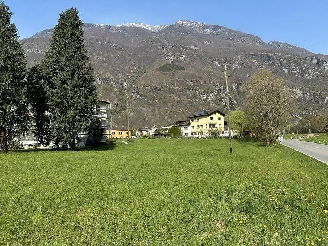 Bauland von 2711 m2 in der Bauzone R3 / terreno edificabile di 2711...