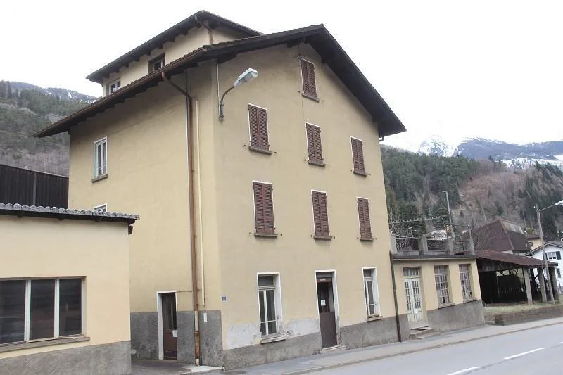 3-Familienhaus mit 4-Zi-Wohnungen und im EG Gewerberaum von 200 m2 ...