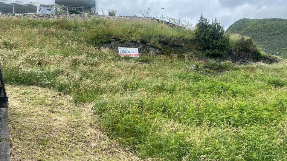 Baulandgrundstück lvon 1100 m2 Fläche in Zone R2 mit Seeblick /Terr...