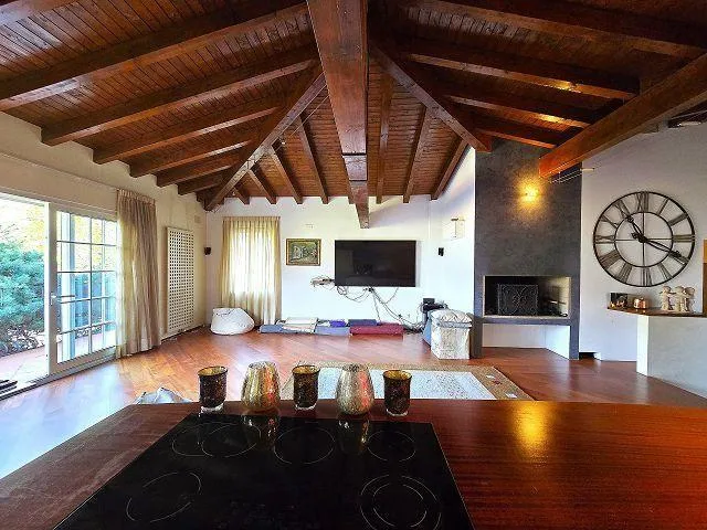 2-Familien Villa mit Schwimmbad an sehr ruhiger, sonniger Aussichts...