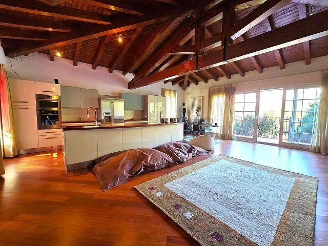 2-Familien Villa mit Schwimmbad an sehr ruhiger, sonniger Aussichts...