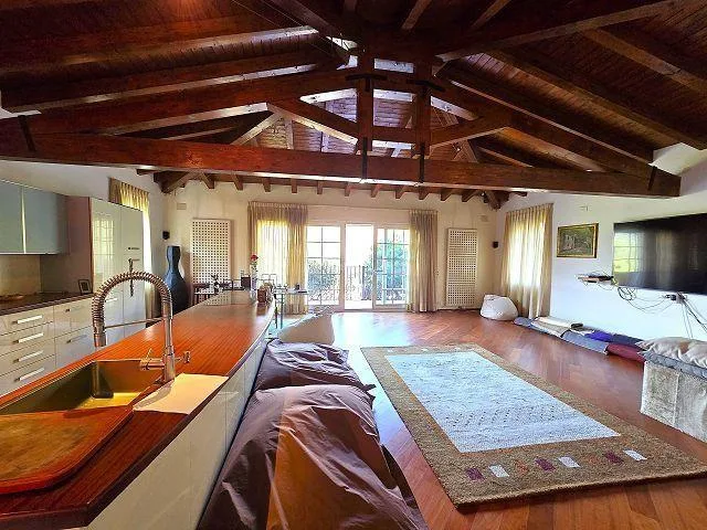 2-Familien Villa mit Schwimmbad an sehr ruhiger, sonniger Aussichts...