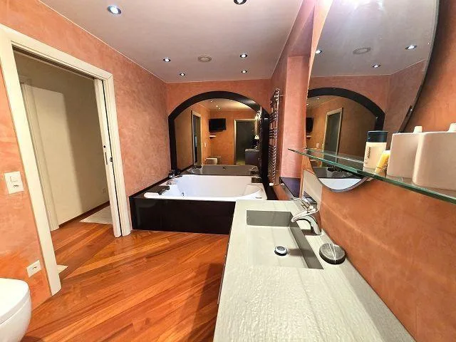 2-Familien Villa mit Schwimmbad an sehr ruhiger, sonniger Aussichts... – Foto 18 von 30