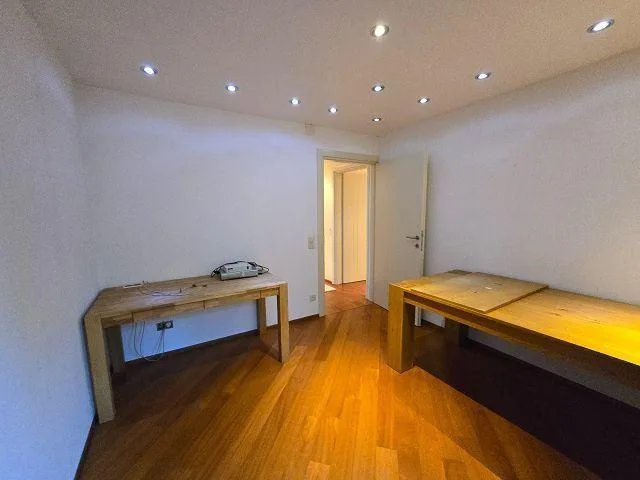 2-Familien Villa mit Schwimmbad an sehr ruhiger, sonniger Aussichts... – Foto 14 von 30