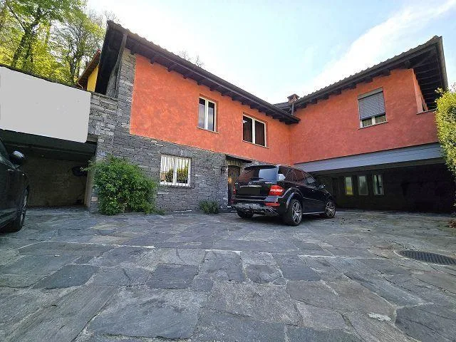 2-Familien Villa mit Schwimmbad an sehr ruhiger, sonniger Aussichts...