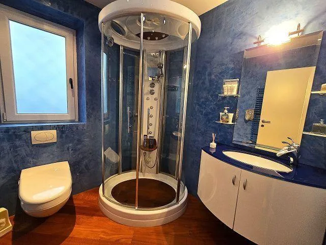 2-Familien Villa mit Schwimmbad an sehr ruhiger, sonniger Aussichts... – Foto 19 von 30