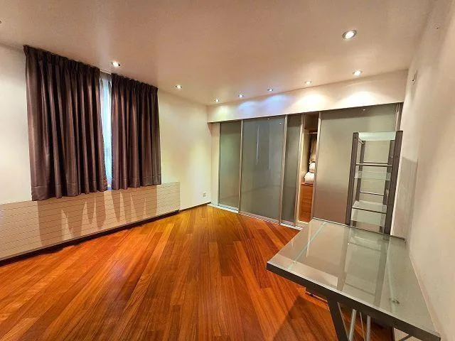 2-Familien Villa mit Schwimmbad an sehr ruhiger, sonniger Aussichts... – Foto 13 von 30