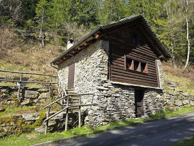 schönes 2 1/2-Zimmer-Rustico in der Natur mit viel Land, sehr ruhig...