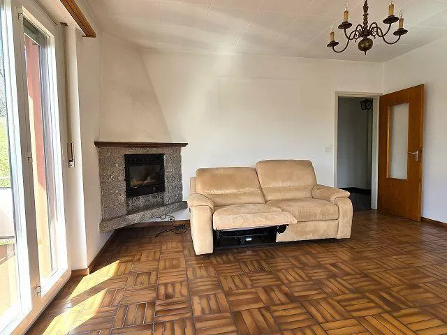 Casa bifamiliare con app. di 3 e 4 locali con giardino con bella vi...