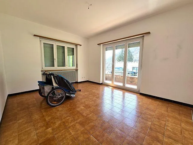Casa bifamiliare con app. di 3 e 4 locali con giardino con bella vi...
