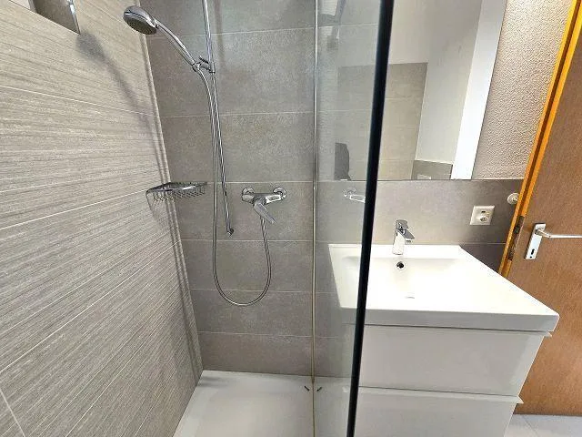 Casa bifamiliare con app. di 3 e 4 locali con giardino con bella vi... – Foto 17 von 28