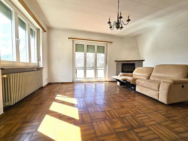 Casa bifamiliare con app. di 3 e 4 locali con giardino con bella vi...