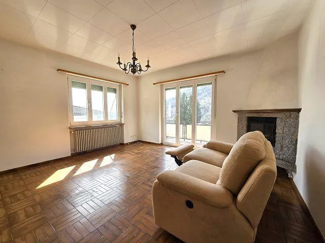 Casa bifamiliare con app. di 3 e 4 locali con giardino con bella vi...