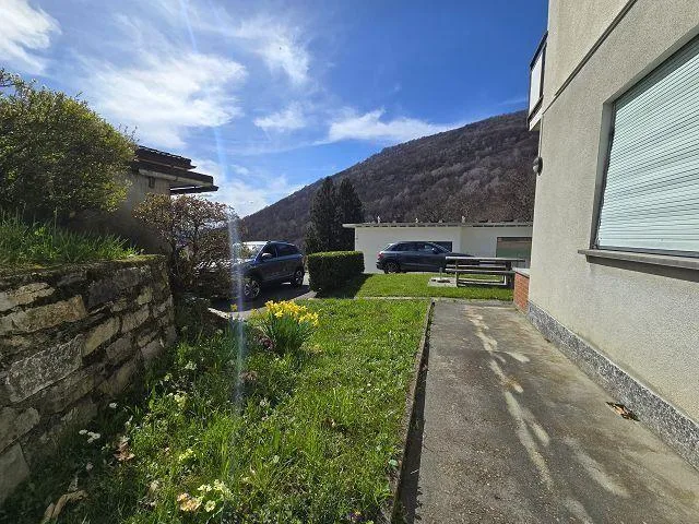 Casa bifamiliare con app. di 3 e 4 locali con giardino con bella vi... – Foto 27 von 28