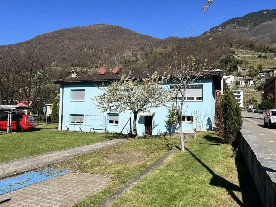 Casa Bifamiliare di 2.5+5.5 locali con terreno