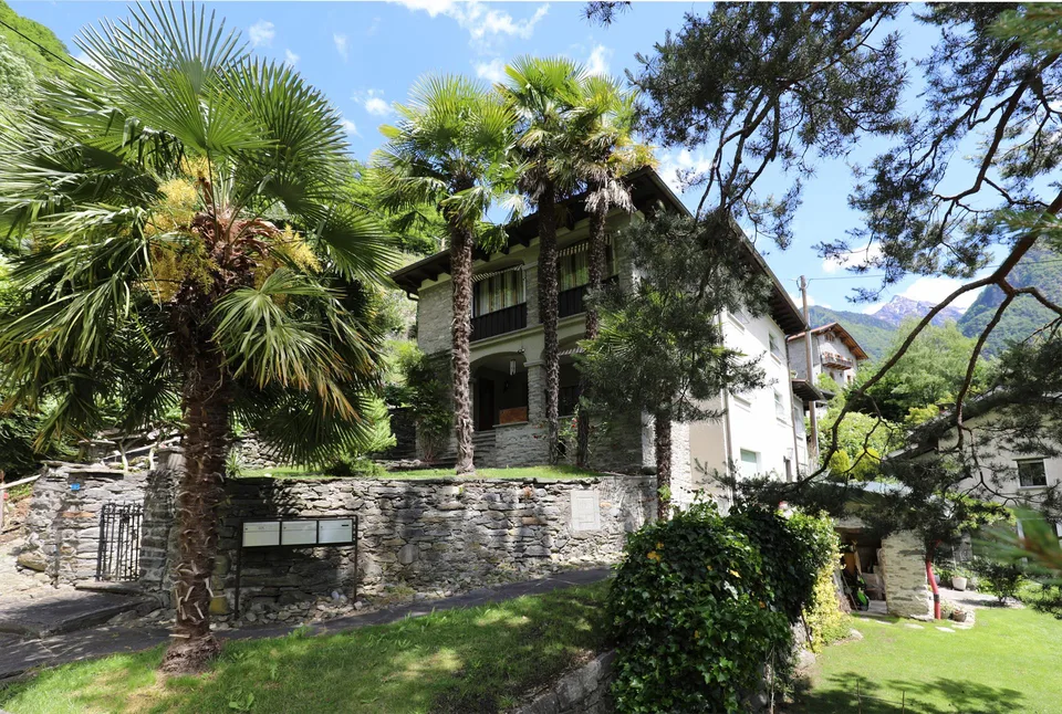 Einfamilienhaus mit 2 Wohnungen, Studio, grossem Garten und Rustico
