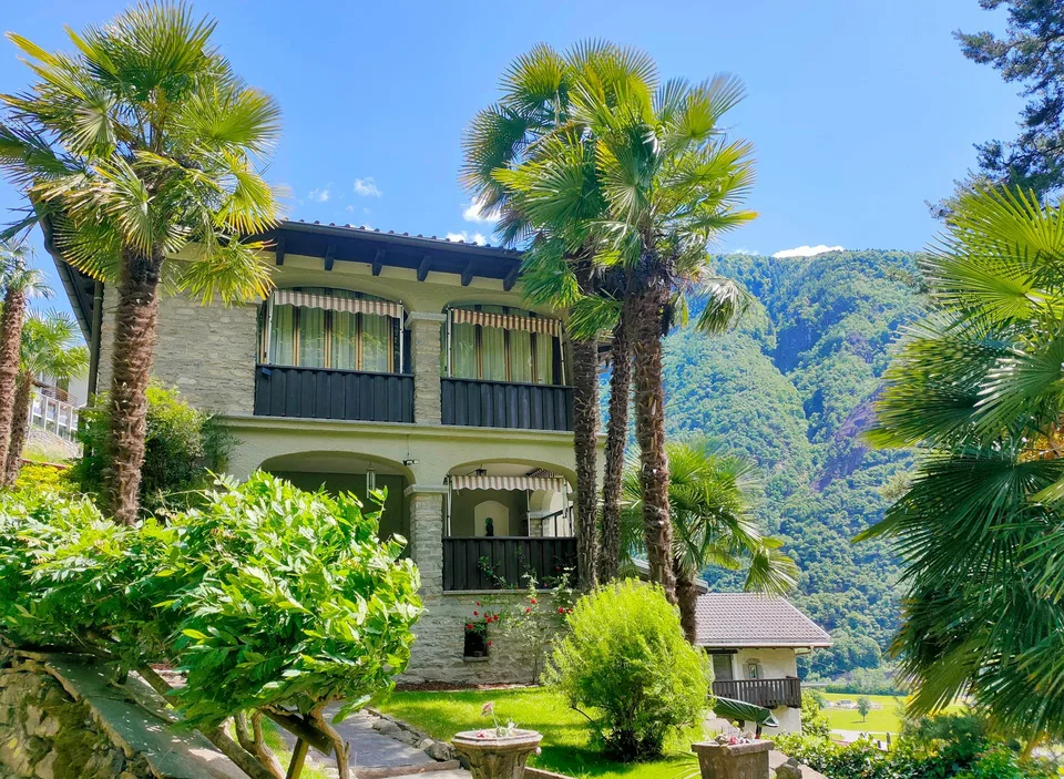 Einfamilienhaus mit 2 Wohnungen, Studio, grossem Garten und Rustico