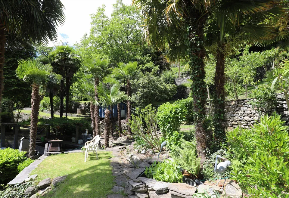 Einfamilienhaus mit 2 Wohnungen, Studio, grossem Garten und Rustico
