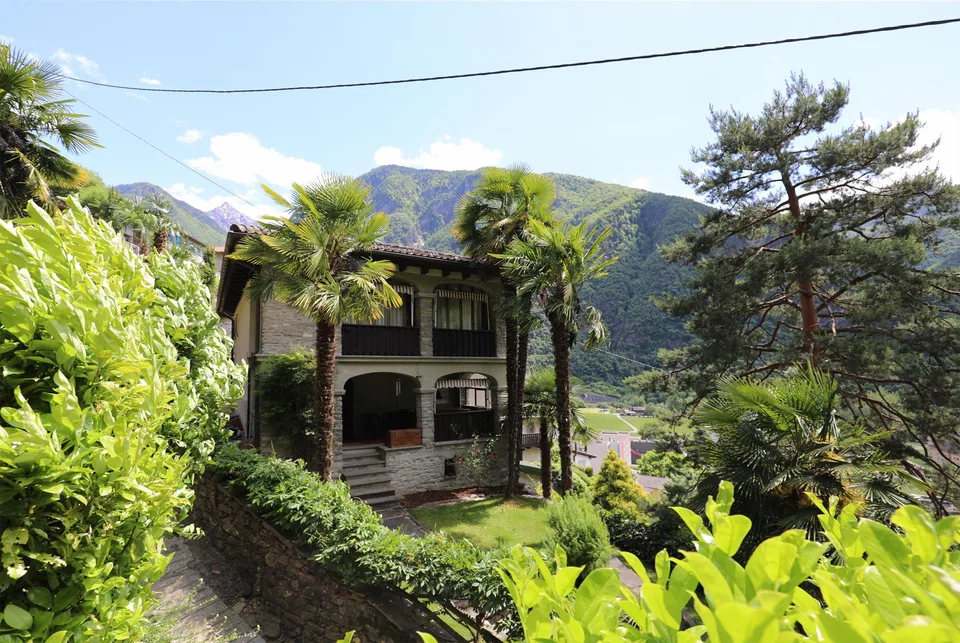Einfamilienhaus mit 2 Wohnungen, Studio, grossem Garten und Rustico