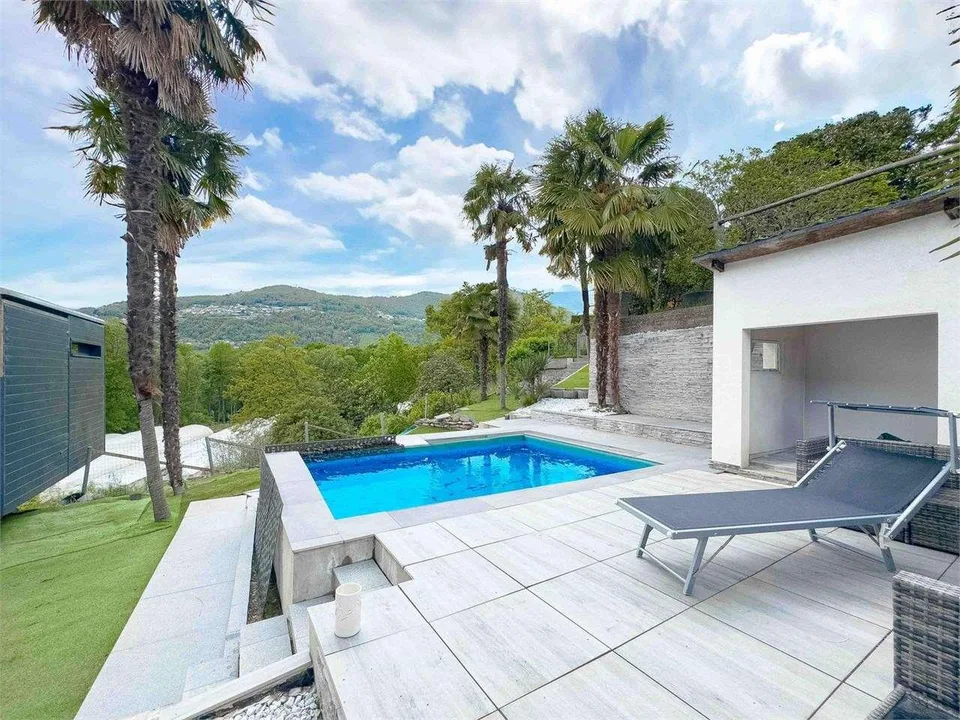 Villa di Lusso con Piscina vicino al Lago
