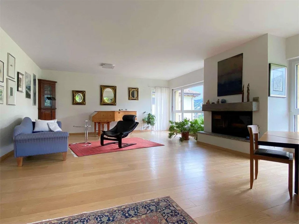 Ampia casa curata, spaziosa, immersa nel verde!