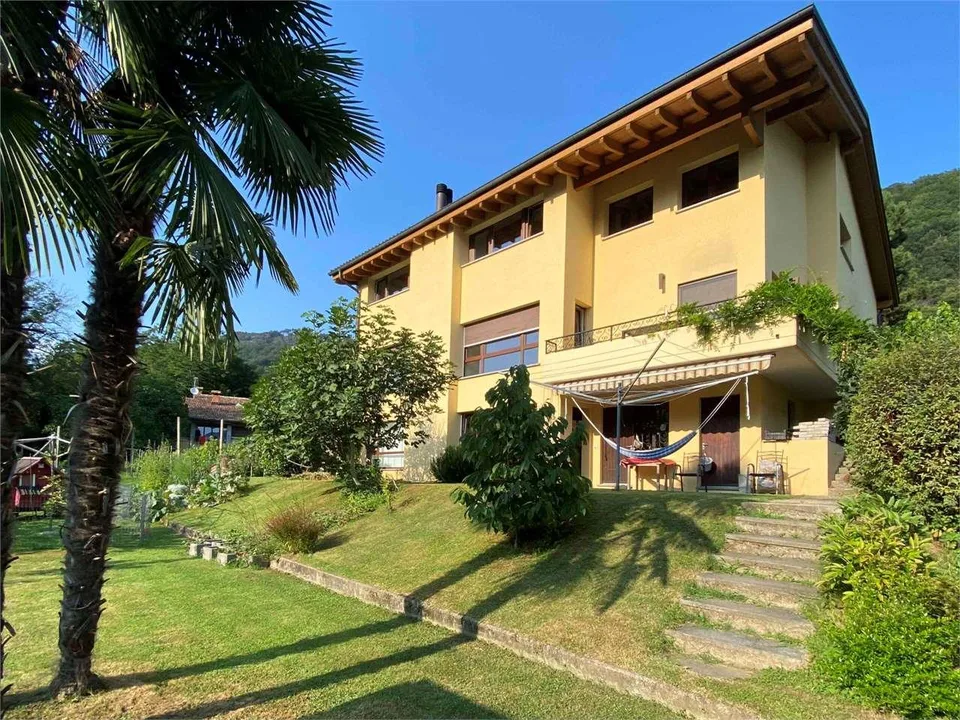 Ampia casa curata, spaziosa, immersa nel verde!