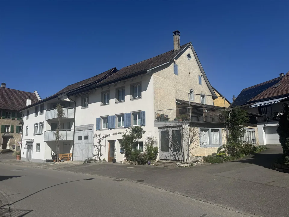 Familienhaus mit 4 Schlafzimmern, vielen Nebenräumen, grosser Terrasse