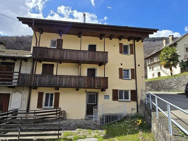 Casa unifamiliare di 6 loc. nel nucleo con rustico molto soleggiata...
