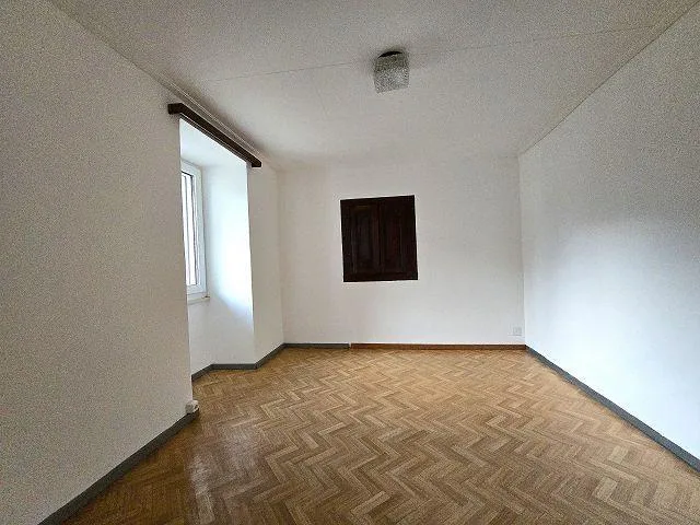 Casa unifamiliare di 6 loc. nel nucleo con rustico molto soleggiata...