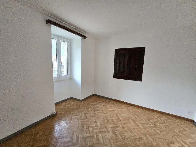 Casa unifamiliare di 6 loc. nel nucleo con rustico molto soleggiata...