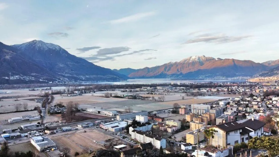 ZU VERKAUFEN IN LAVERTEZZO - BAUGRUNDSTÜCK MIT BLICK AUF DIE MAGADI...