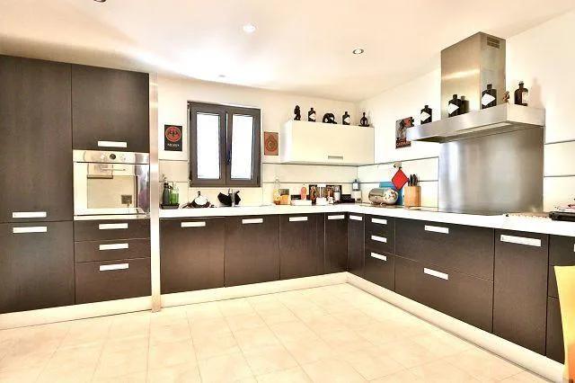 6 1/2-Zimmer-Villa mit 3-Zimmer-Einliegerwohnung an sehr sonniger A...