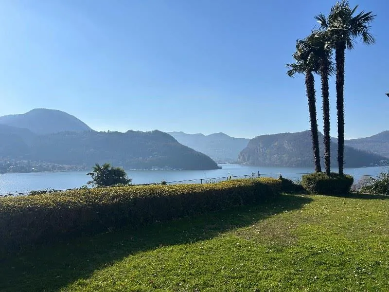 LUSSUOSA VILLA CON PISCINA INTERNA E INCANTEVOLE VISTA LAGO