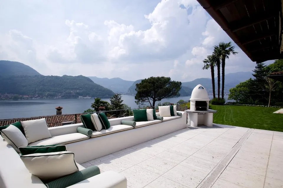 LUSSUOSA VILLA CON PISCINA INTERNA E INCANTEVOLE VISTA LAGO