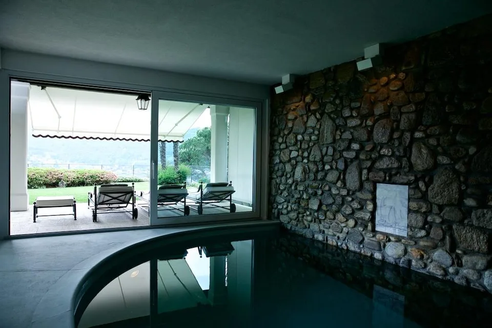 LUSSUOSA VILLA CON PISCINA INTERNA E INCANTEVOLE VISTA LAGO – Foto 11 von 13