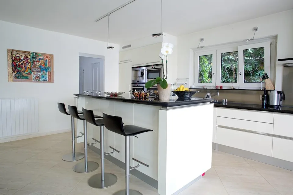 LUSSUOSA VILLA CON PISCINA INTERNA E INCANTEVOLE VISTA LAGO – Foto 7 von 13