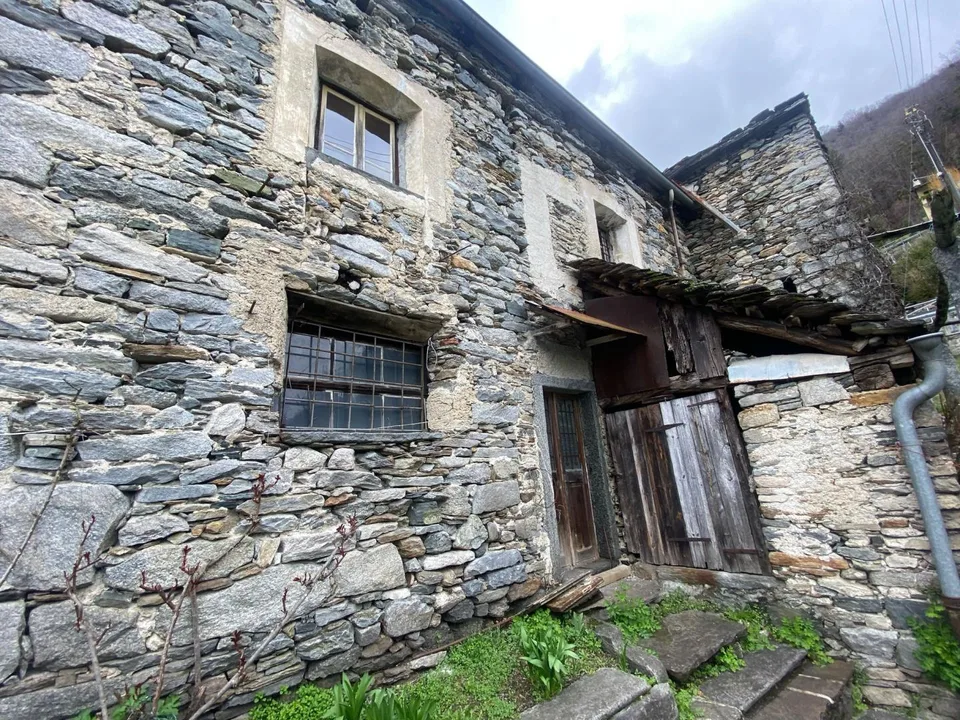 Rustico im Dorfkern zu renovieren mit schöner Aussicht / Rustico da...