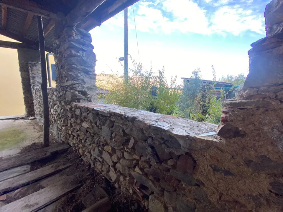 Dorfrustico zum Ausbauen an sehr ruhiger Aussichtslage mit Seeblick...