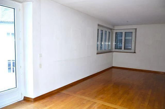 2 appartamenti di 4,5 loc. con 2 uffici, garage/magazzino, 2 posteg...