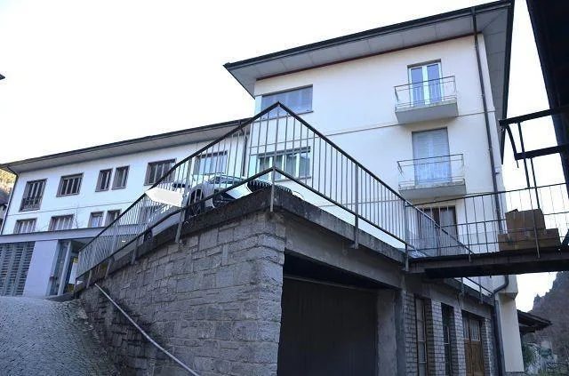 2 appartamenti di 4,5 loc. con 2 uffici, garage/magazzino, 2 posteg...