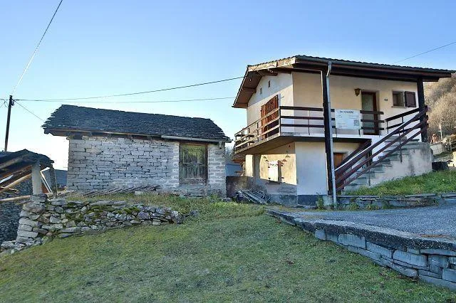 3-Zimmer-Haus mit Rustico zum Ausbauen an sehr sonniger, ruhiger Au...