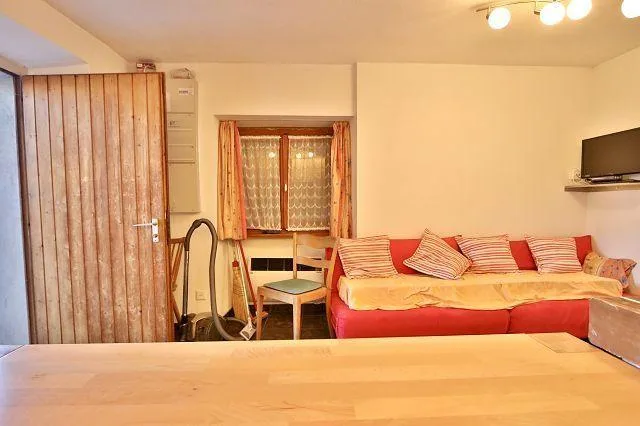 3-Zimmer-Haus mit Rustico zum Ausbauen an sehr sonniger, ruhiger Au...