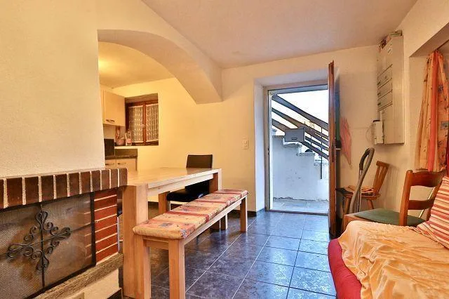 3-Zimmer-Haus mit Rustico zum Ausbauen an sehr sonniger, ruhiger Au...