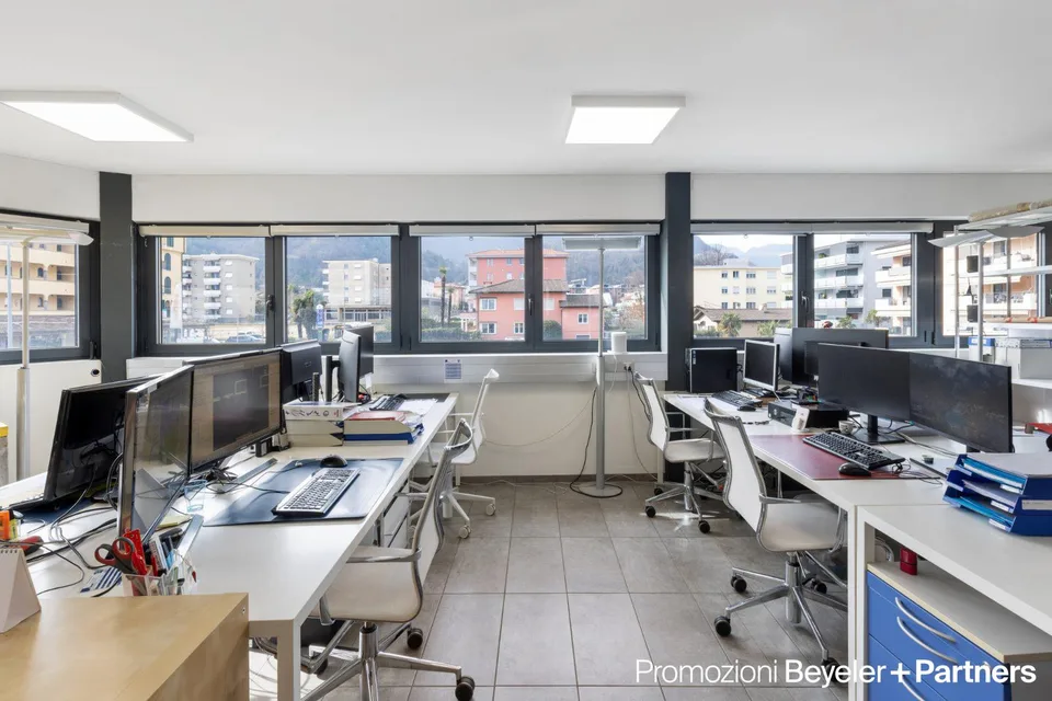 Grossraum Büro mit Fussgängerverkehr